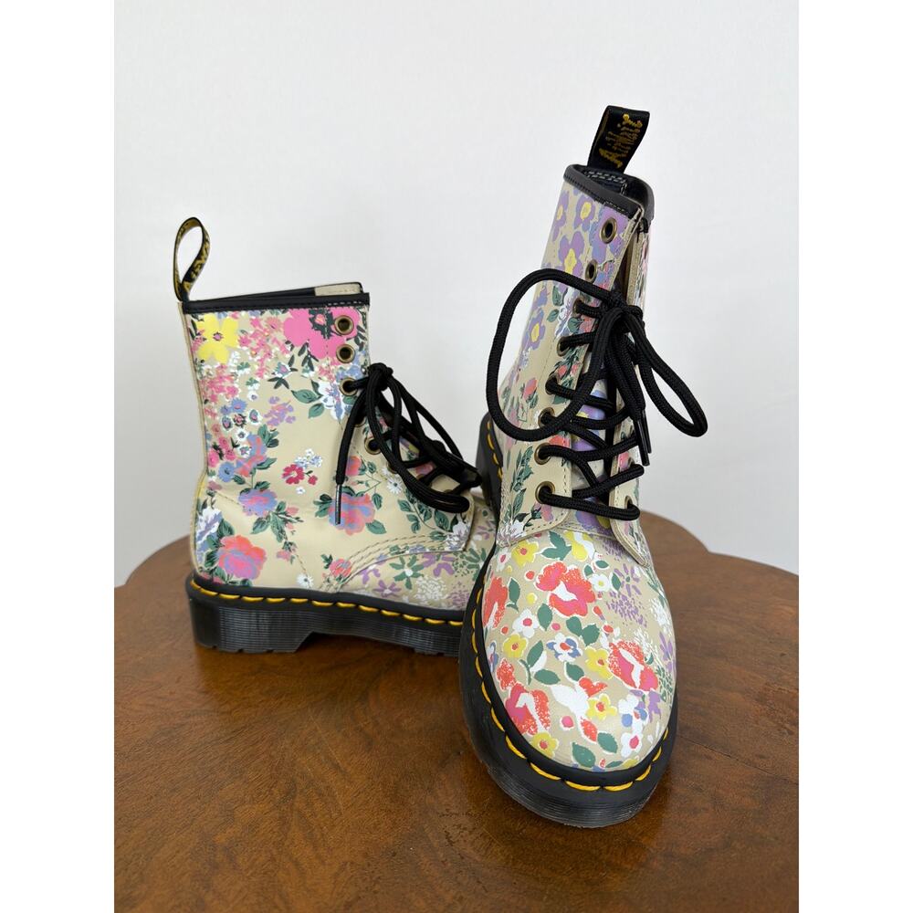 Dr. Martens Floral Print AirWair 8 Eye Lace Up Combat Boots Women's Size 5